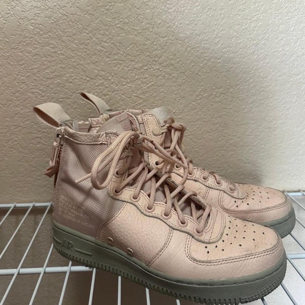 Nike Air Force 1 Sneakers in Soft Pink